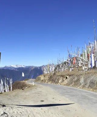 Fahre auf verkehrsarmen Passstrassen durch Bhutan